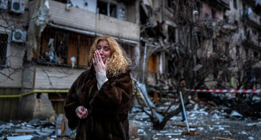 Mujer ucraniana devastada pór los estragos de la guerra. 
