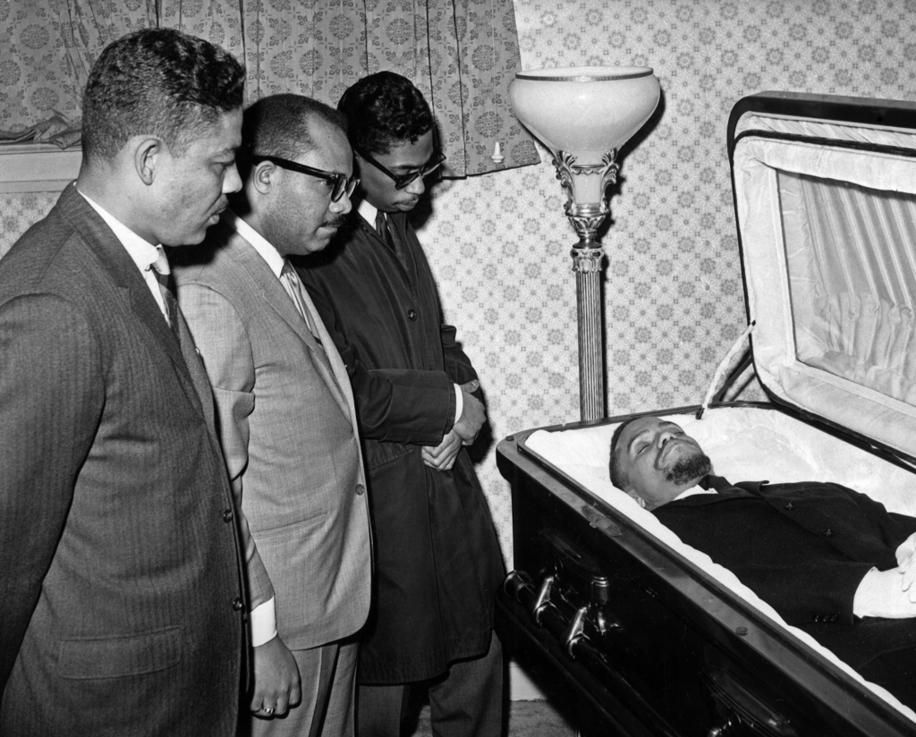 Amigos y familiares de Malcolm X asisten a su funeral | EFE