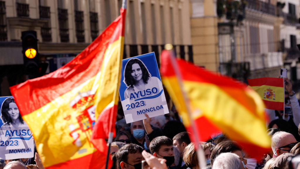 Simpatizantes de Isabel Díaz Ayuso aplauden su gestión como presidente de la Comunidad de Madrid